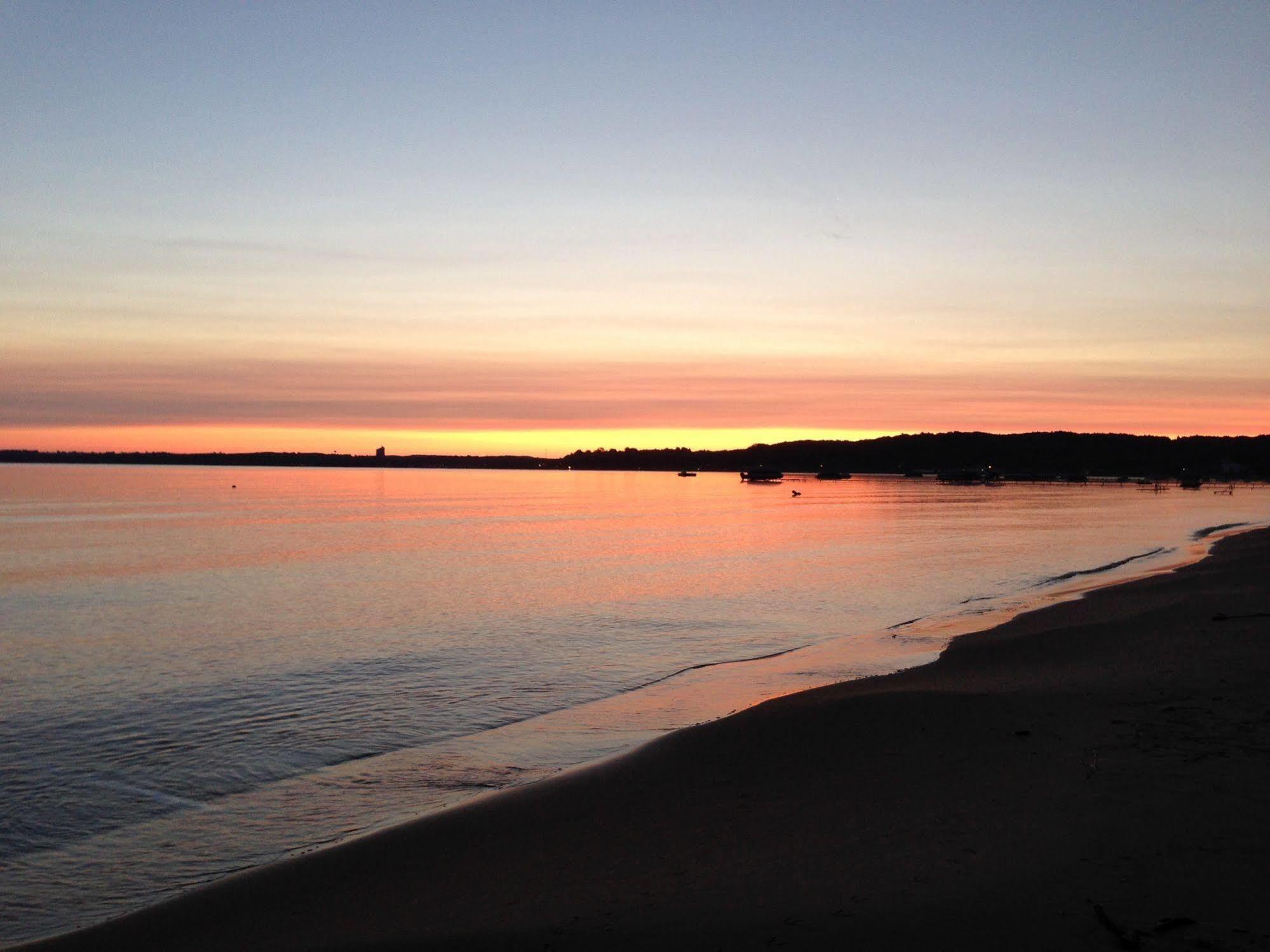 The Beach Haus - Traverse City Bagian luar foto